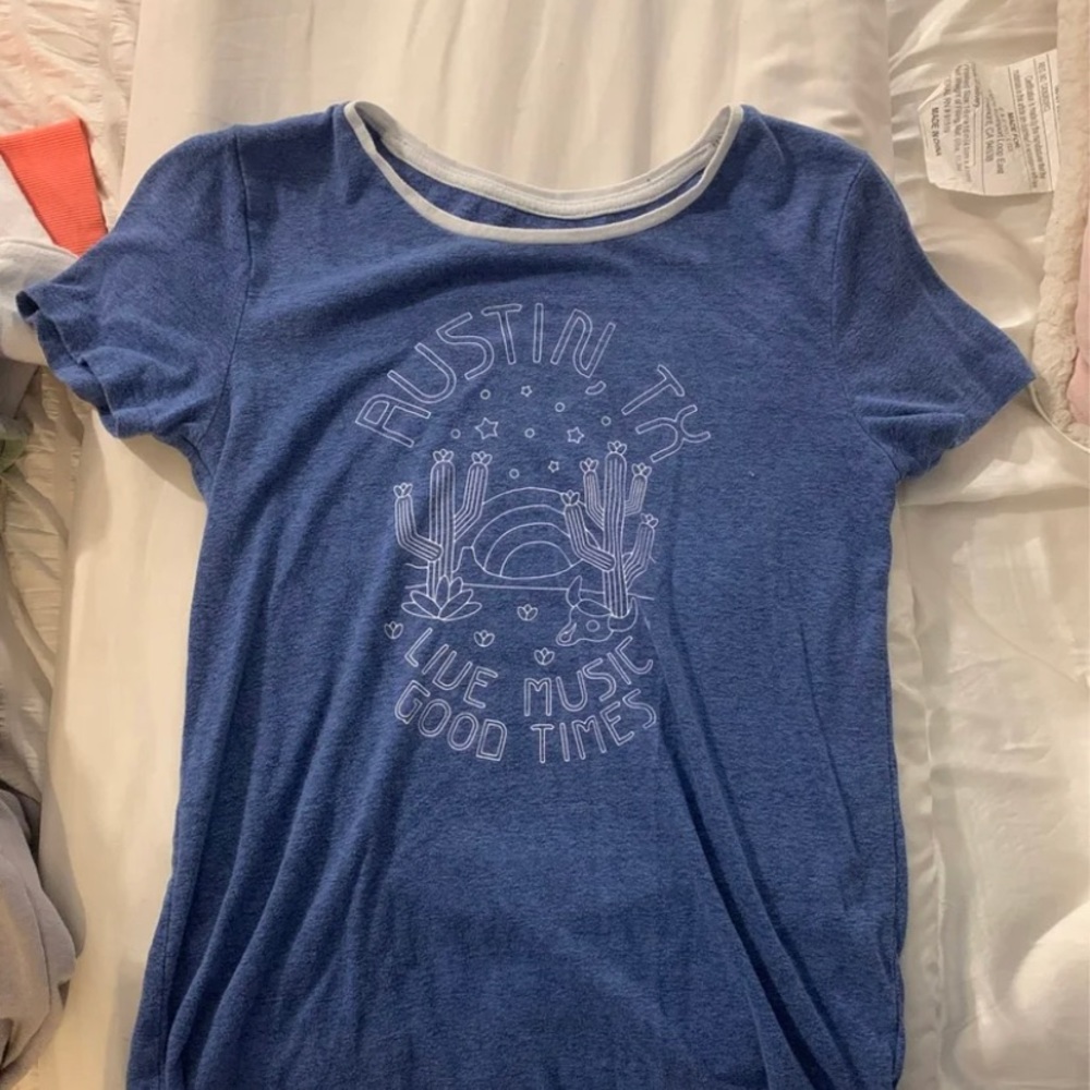 Cute blue t shirt! Cute and comfy!
